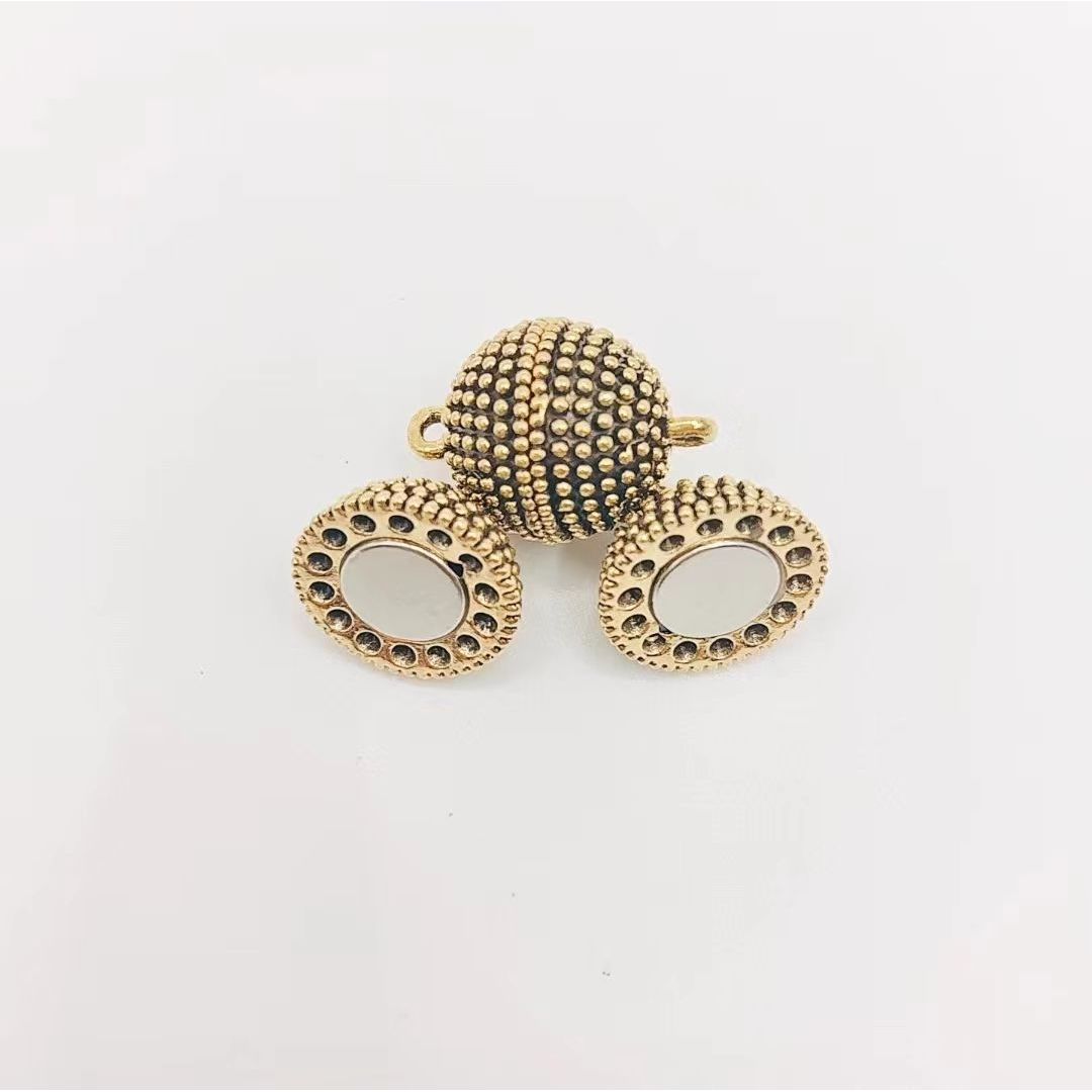 Esfera texturizada de bronce de 12 mm.