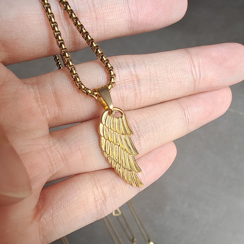 Collana con ciondolo con ali