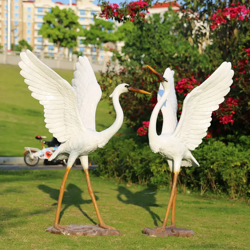 आउटडोर गार्डन पार्क सजावट के लिए जीवन आकार प्रतिमा सिमुलेशन एग्रेट सफेद पक्षी मूर्ति फाइबरग्लास पॉलीरेसिन पशु मूर्तिकला