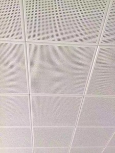 现代设计办公室铝金属天花板瓷砖工厂批发标准尺寸穿孔对角线平板坚固耐用