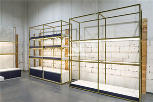 Kệ Trưng Bày Đồ Nội Thất Túi Kim Loại Màu Vàng Tùy Chỉnh Giá Trưng Bày Đá Cẩm Thạch Treo Tường Trung Tâm Mua Sắm Tùy Chỉnh Kệ Trưng Bày Cửa Hàng Hành Lý Du Lịch - Product Image 4