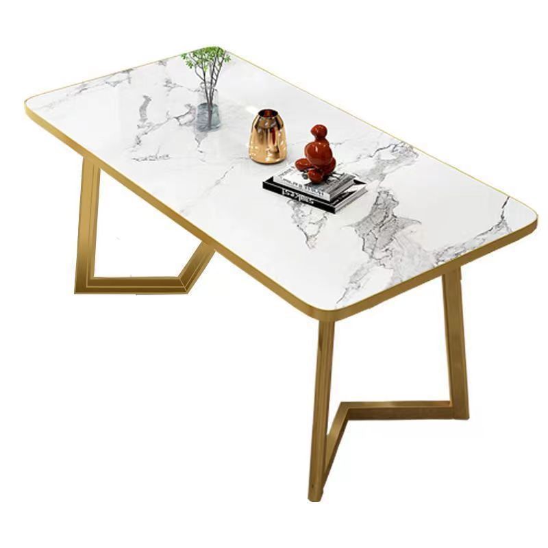 La table n'est pas livrée avec des chaises.