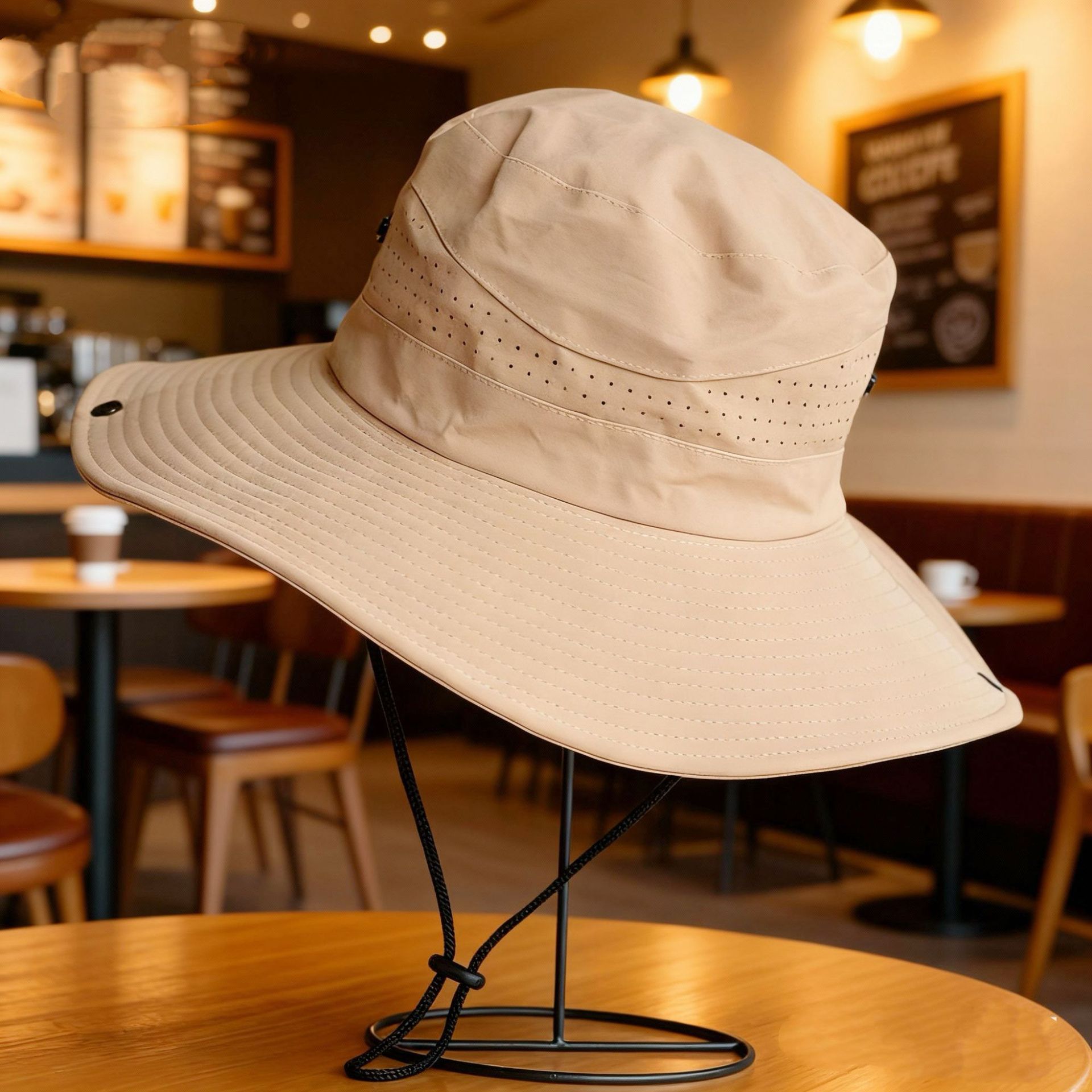 Cappello da pescatore traforato color beige.