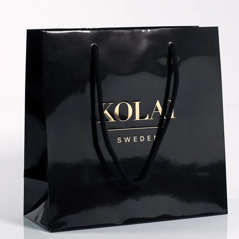 Bolsa de regalo personalizada para compras, marca privada de lujo, impermeable, de papel negro, para ropa, joyería con logotipo impreso en oro