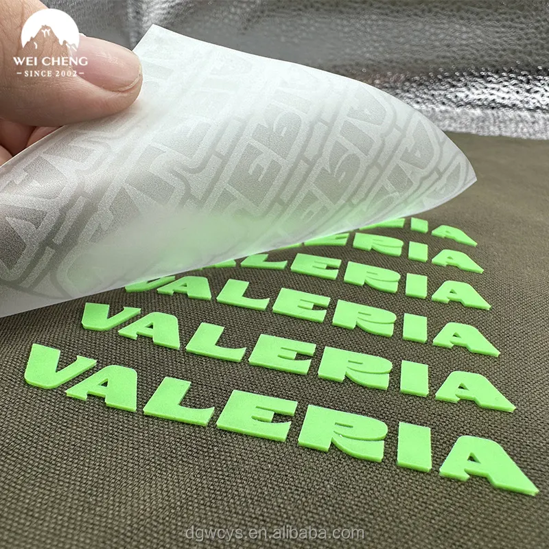 Fabrik Siebdruck Kleidungsetiketten Hersteller individuelle Gummi 3D erhöhtes Logo Silikon Wärmeübertragung Aufkleber für T-Shirts