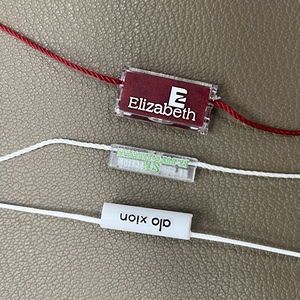 Etiqueta colgante de plástico redonda dorada impresa en 3D personalizada con cordón elástico estampado cinta de bloqueo de logotipo para bolsos ropa etiquetas de prendas
