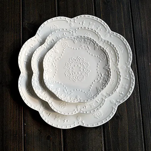 Plato blanco de cerámica de fábrica de China, vajilla con diseño en relieve, conjunto de patrones de grabado para fiesta, cargador, Pates