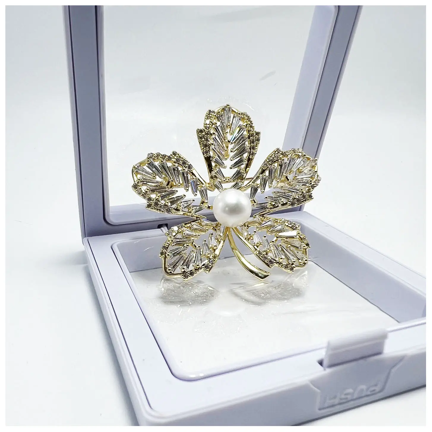 High-end ladies with flower shape shiny gold banquet party with metal brooch custom wholesale