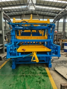 Máquina de fabricación de ladrillos totalmente automática de cemento hidráulico, línea de producción de máquina de fabricación de bloques de enclavamiento de hormigón, tipo de línea de producción - Product Image 5