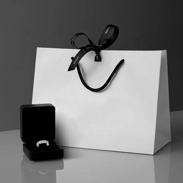 2023 venta al por mayor logotipo personalizado cartón embalaje blanco negro lujo regalo compras joyería embalaje bolsa de papel con asas