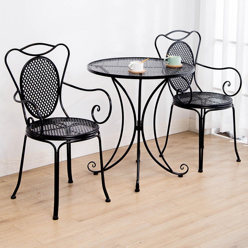 Table et chaise C noire-une table et deux chaises