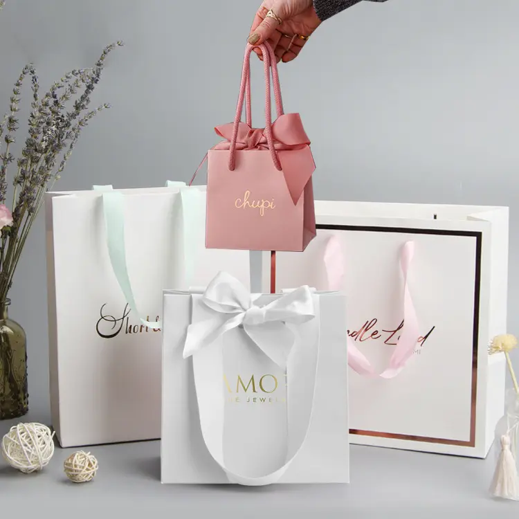Logo personalizzato in oro grande piccolo negozio al dettaglio abbigliamento confezione di gioielli Shopper sacchetto di carta regalo con manici a nastro con papillon