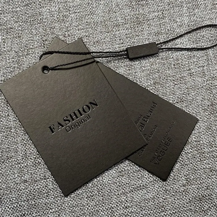 Cartellini personalizzati di lusso in rilievo etichette per indumenti in cartone nero etichette per abbigliamento