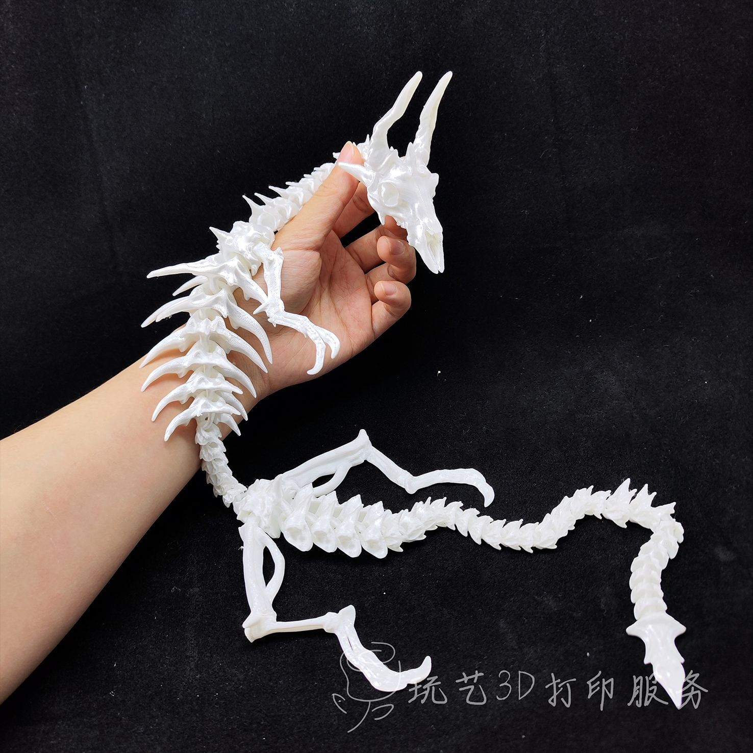 Dragon en os blanc de soie