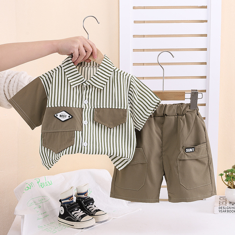Completo a maniche corte con camicia a righe BB in broccato verde.