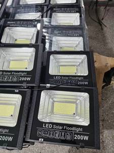 白色フラッドライト屋外<span class=keywords><strong>LED</strong></span>ソーラーフラッドライト提供ソーラーフラッドライト1000w屋外