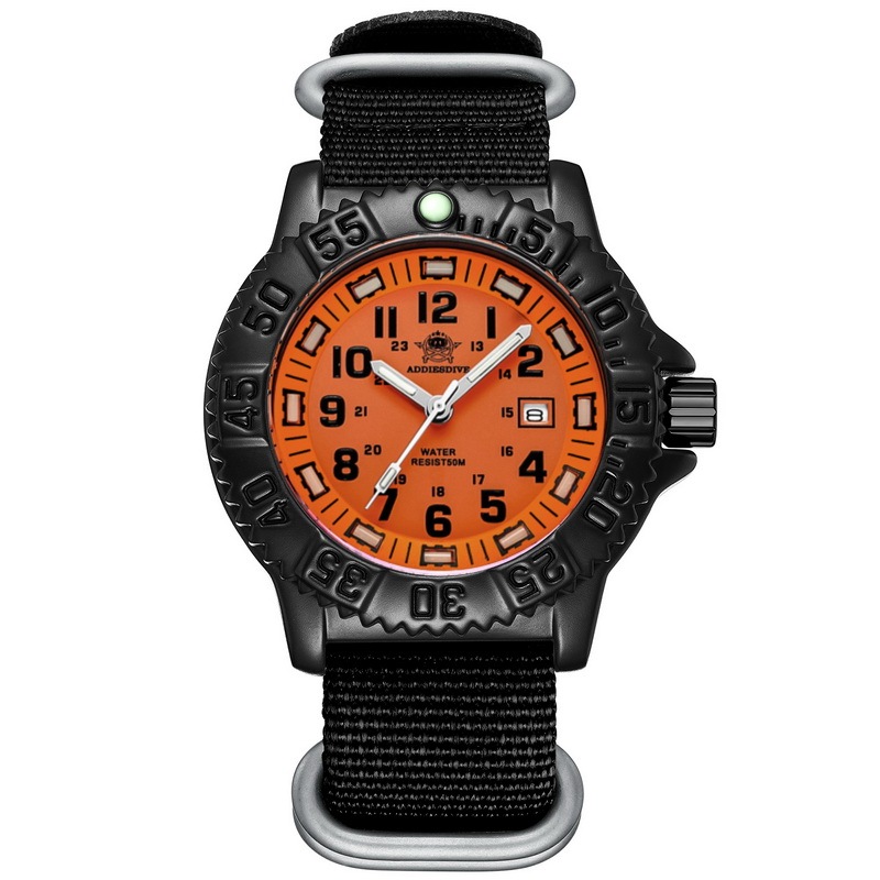 Cadran orange, bracelet en nylon noir, index noirs.