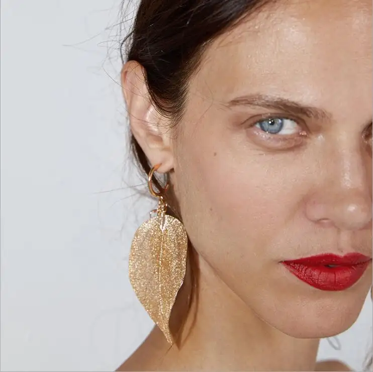 Pendientes colgantes de moda para mujer, aretes chapados en oro, aretes de aro con forma de hoja para mujer, joyería llamativa