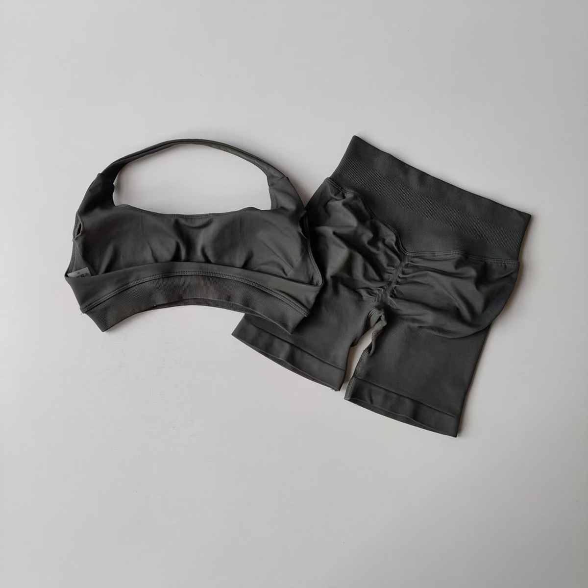 Gris oscuro