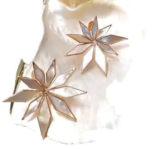 Fábrica lista para entrega joyería chapado en oro clásico flor pendientes Concha perla pendiente para mujer regalo al por mayor