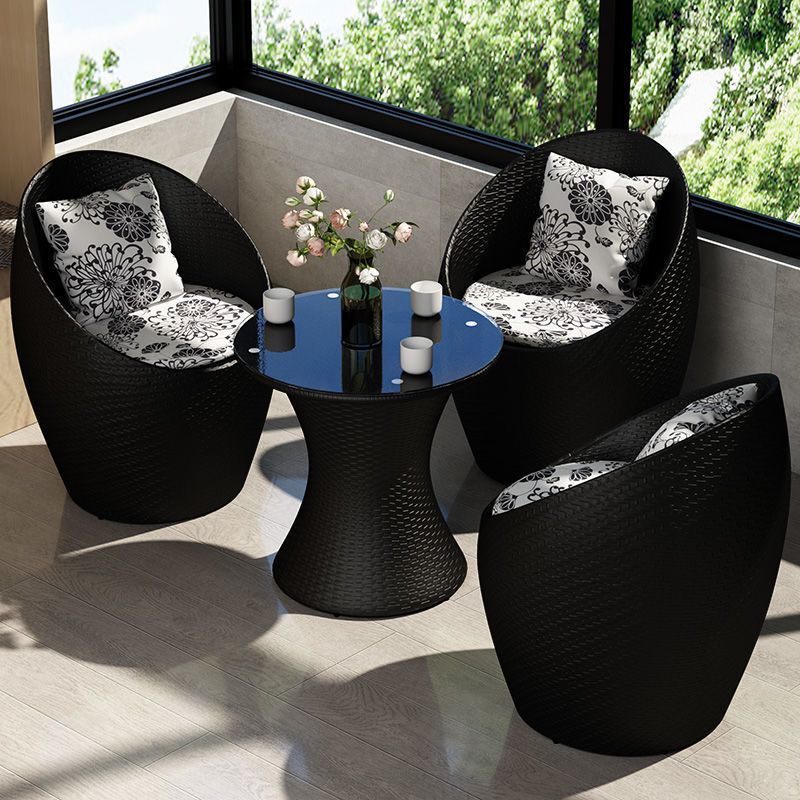 Une table et trois chaises (noires)