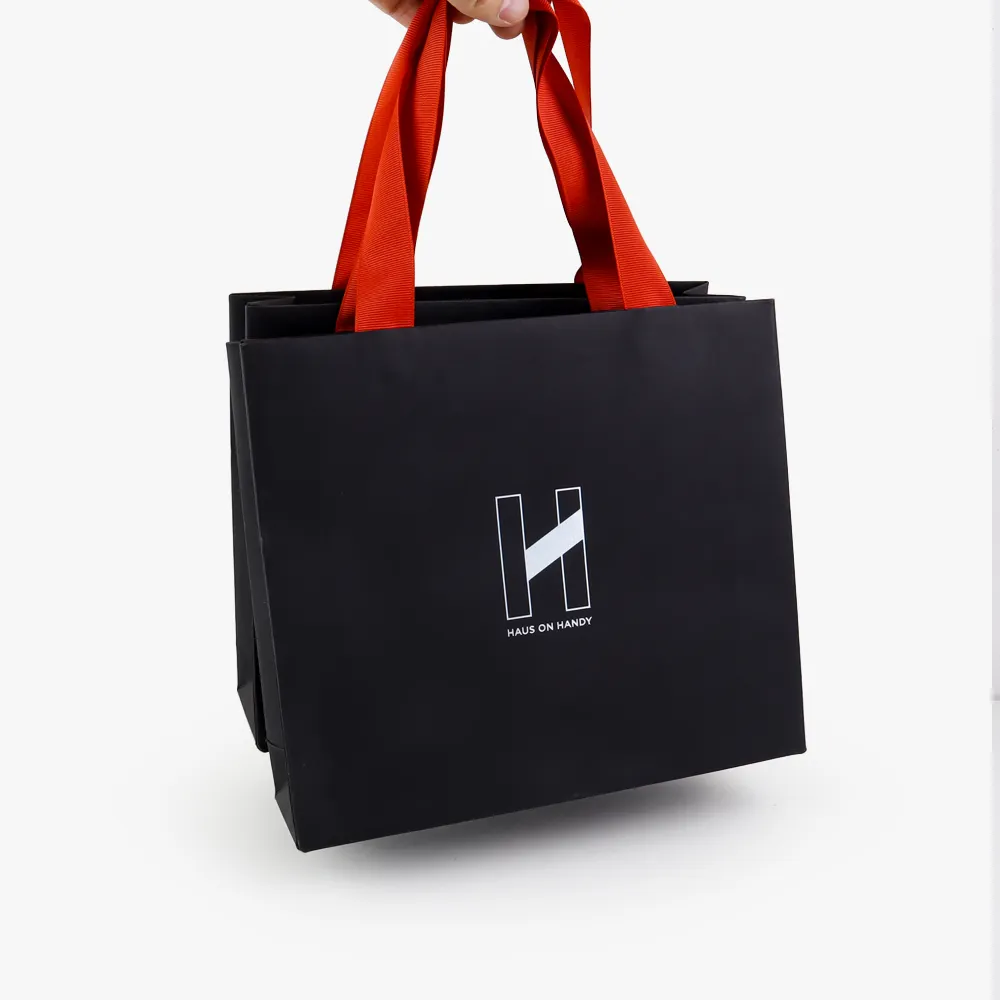 卸売カスタム高級黒洋服店小売包装ギフトキャリーバッグブティックショッピングペーパーバッグあなた自身のロゴ付き
