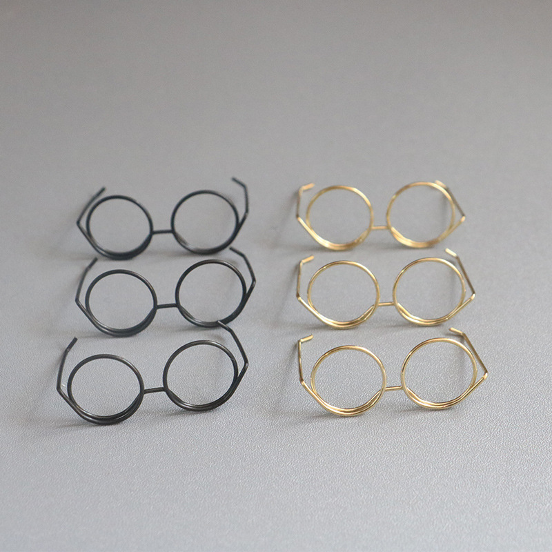 Montures de lunettes (3 noires et 3 dorées)