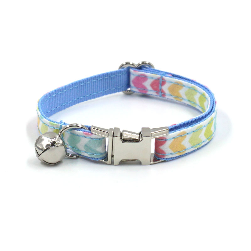 Collier avec accessoires argentés