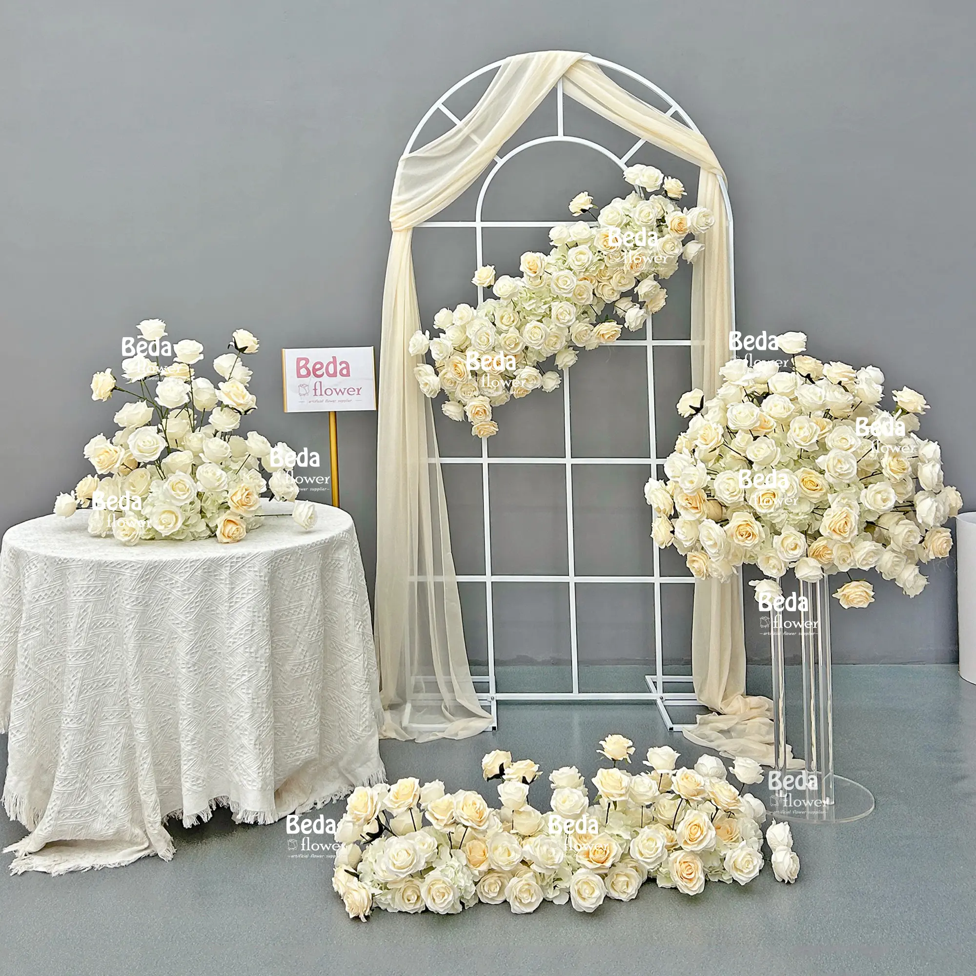 Роскошный фон для свадебных мероприятий в форме сердца с искусственными цветами розы