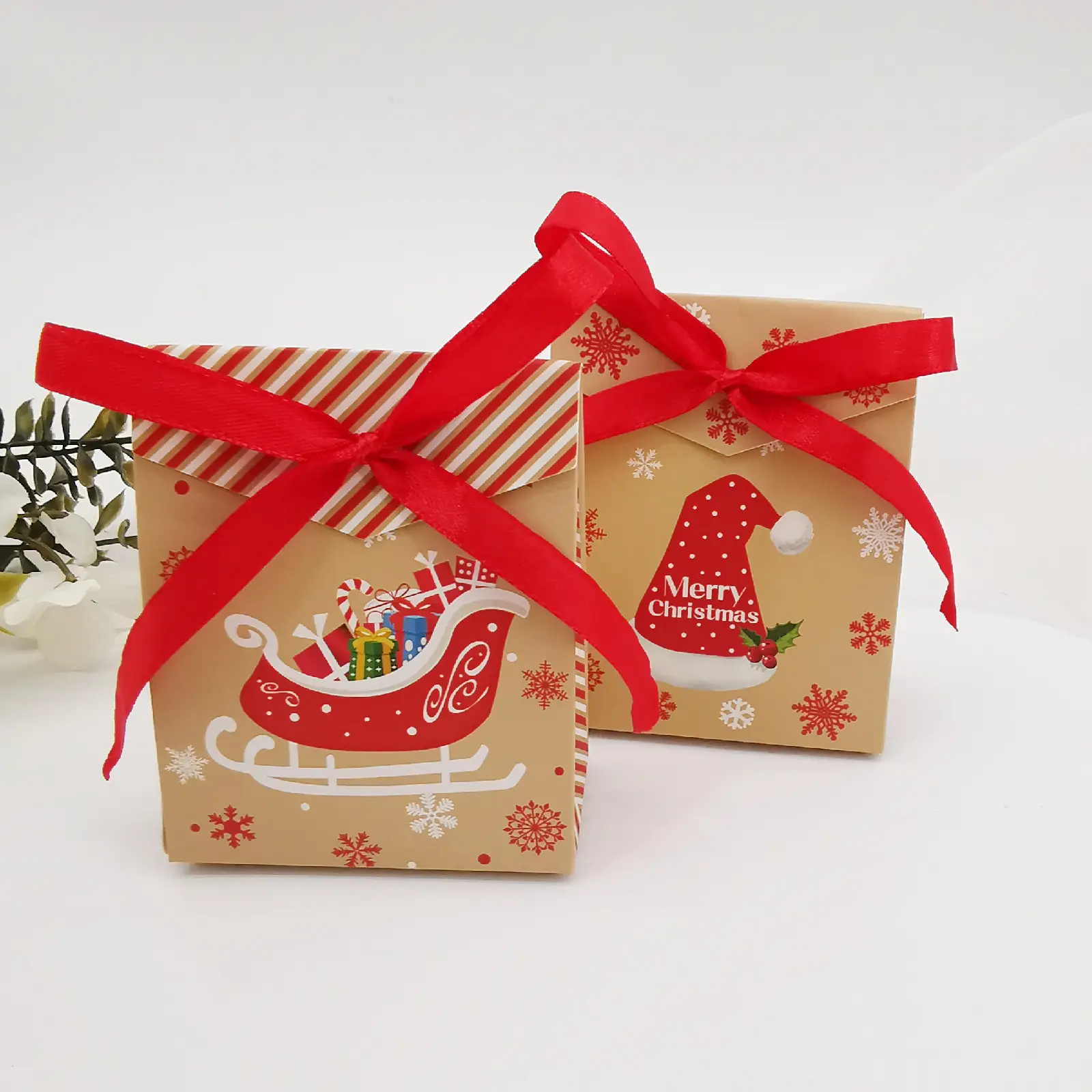 Bolsa de transporte de bolsas de papel de Navidad al por mayor para boutique minorista Paquete de regalos de Feliz Navidad bolsa de papel mezcla de 4 estilos con cinta