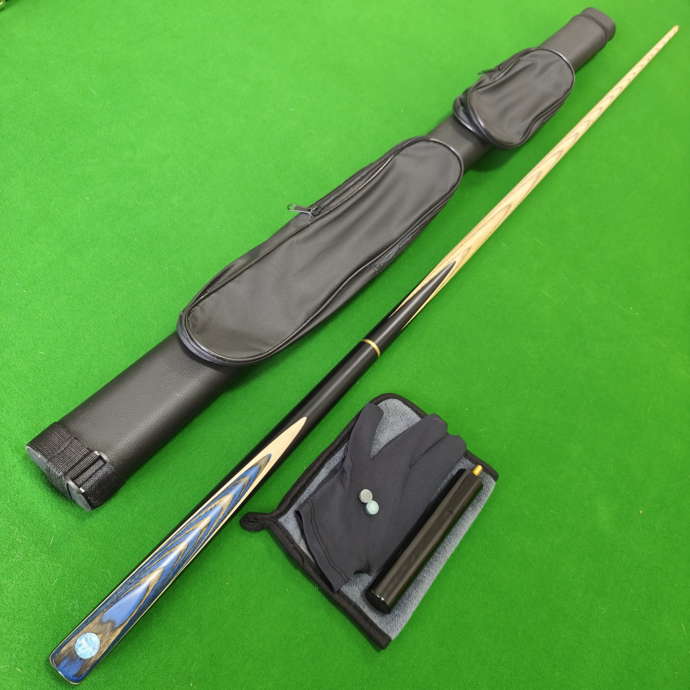 Queue de billard grise et bleue avec housse