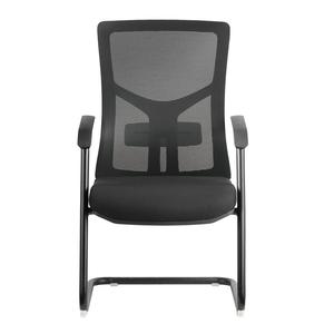 Cadeira moderna do escritório com engranzamento e braços fixos, cadeira giratória ergonômica confortável para a mesa do computador