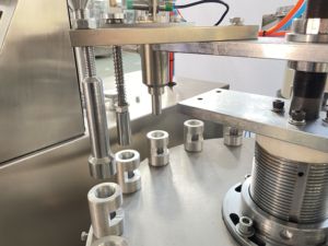 B dişli dolgu Ch lineer ve sızdırmazlık dolum makinesi sıvı tartı için otomatik dört kafa dudak parlatıcı şişe - Product Image 3
