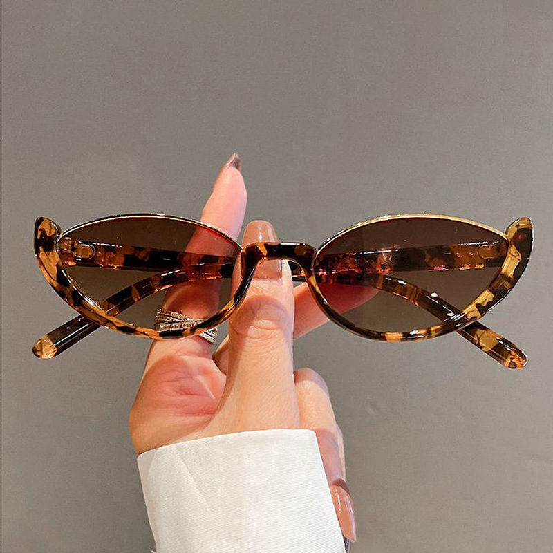 Lentes degradadas con montura con estampado de leopardo