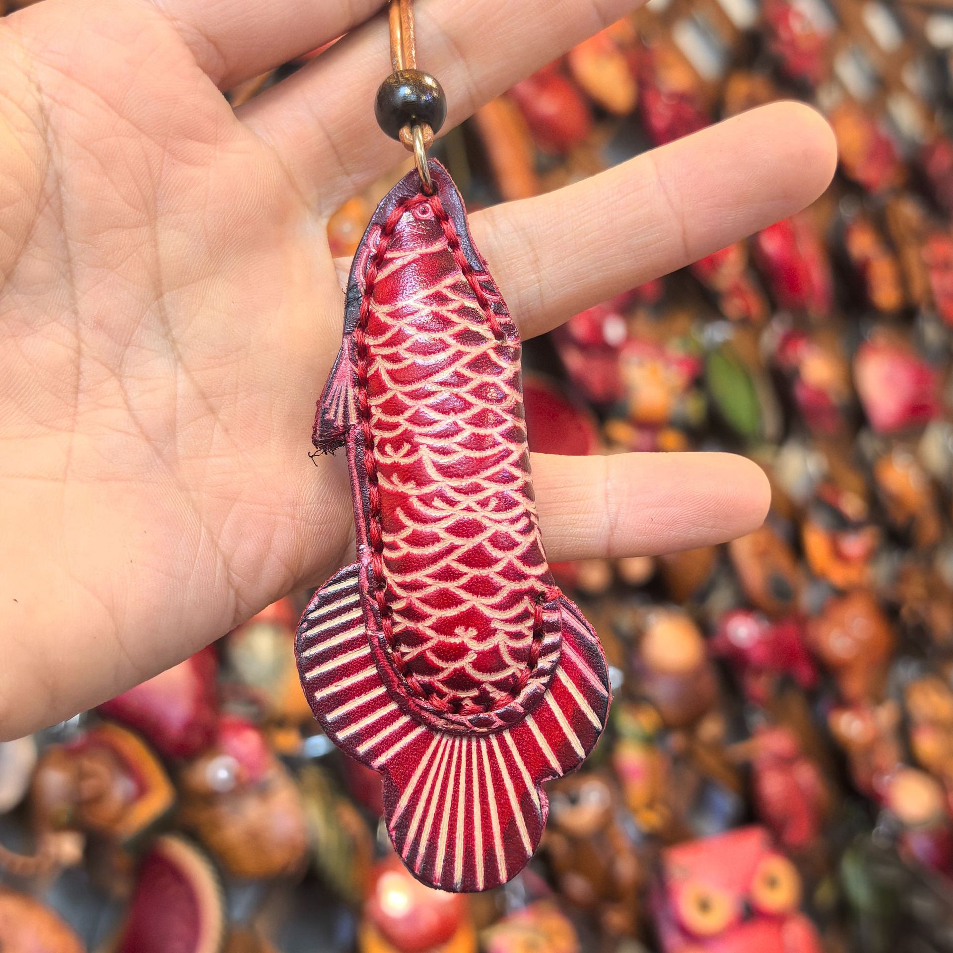Colgante de pez grande rojo cosido a mano