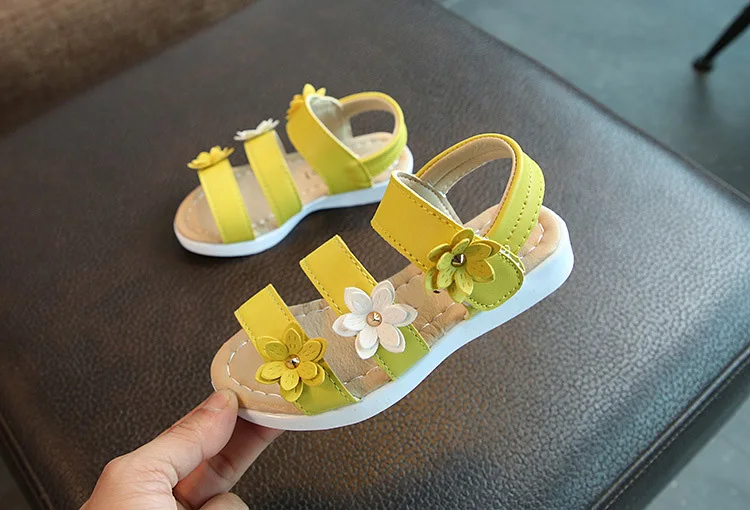 Hot sale 2021 fashion luxury cheap price kids girls pu leather flower design flat sandals children casual shoes