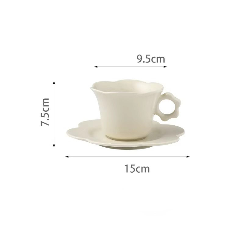 Tasse et soucoupe à motif floral, glaçure blanc laiteux.