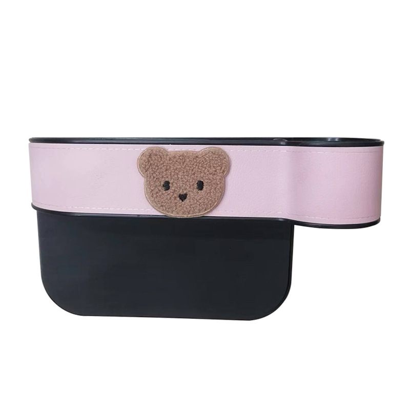 Oso rosa en el asiento del pasajero
