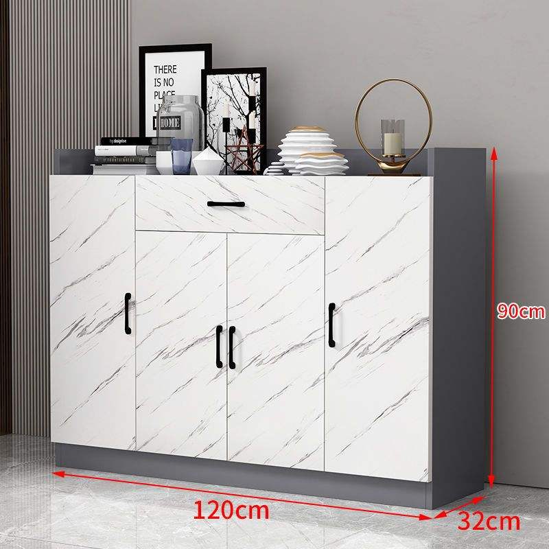 Modèle économique gris clair de luxe à quatre portes