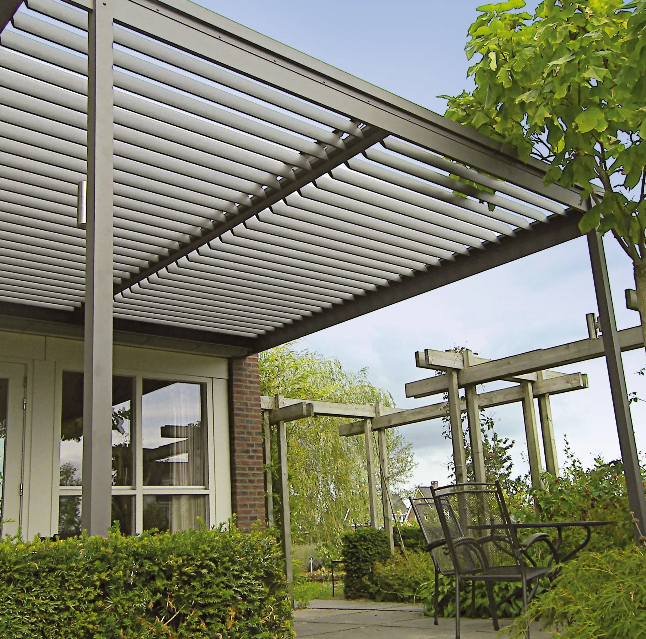 가장 인기있는 맞춤형 조정 가능한 야외 정자 방수 루버 지붕 전동 알루미늄 pergola 판매