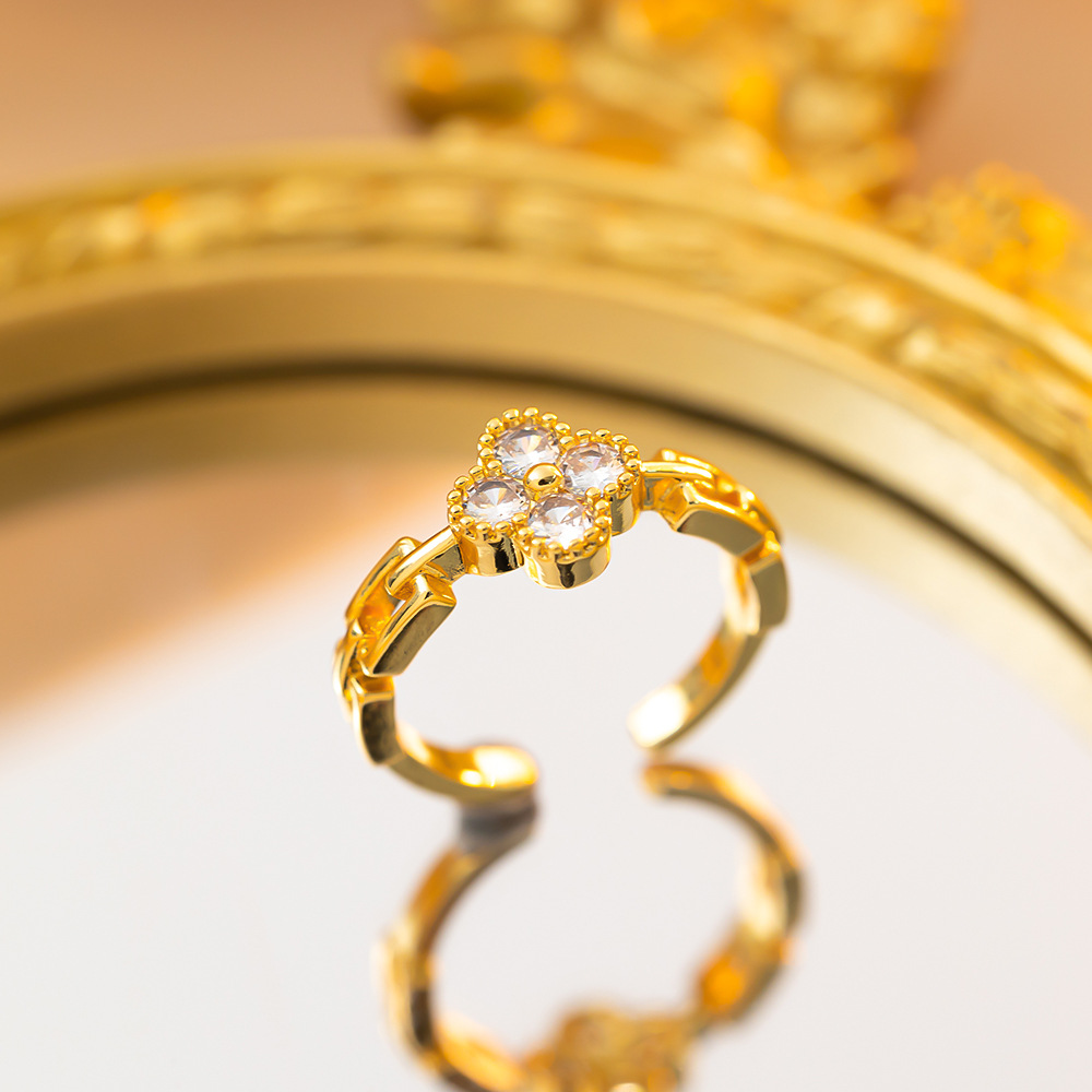 Bague en or avec diamant, motif trèfle à quatre feuilles.