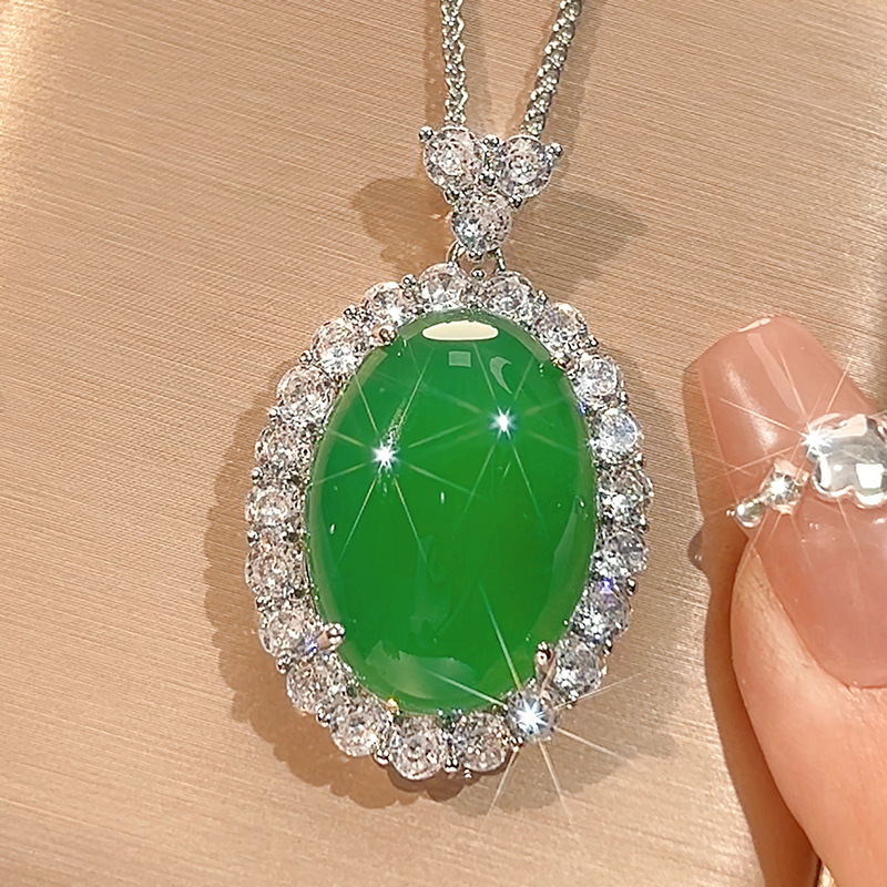Colgante de calcedonia verde con cadena Chopin