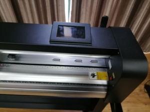 พล็อตเตอร์ตัดฟิล์มไวนิล GF1660SFT 65นิ้วพล็อตเตอร์เซอร์โวมอเตอร์ตัดสติกเกอร์พร้อมหน้าจอสัมผัส - Product Image 4