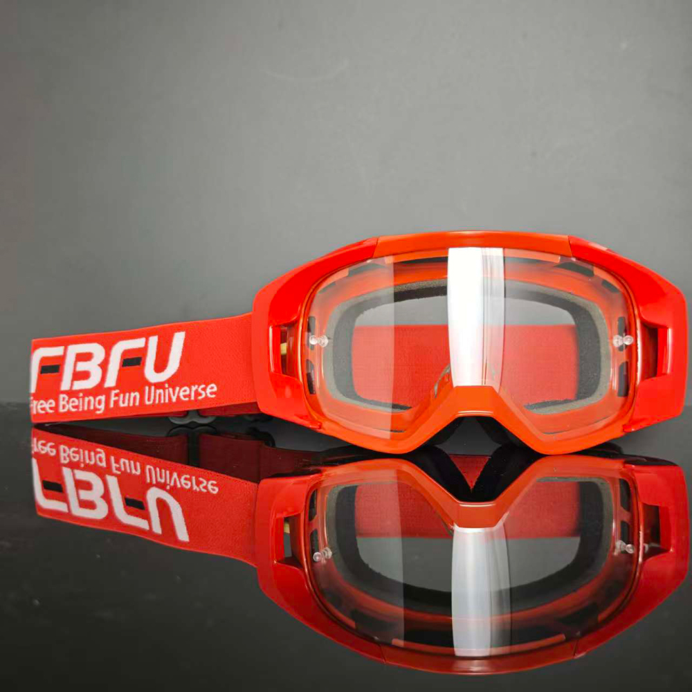 Gafas transparentes con montura roja.