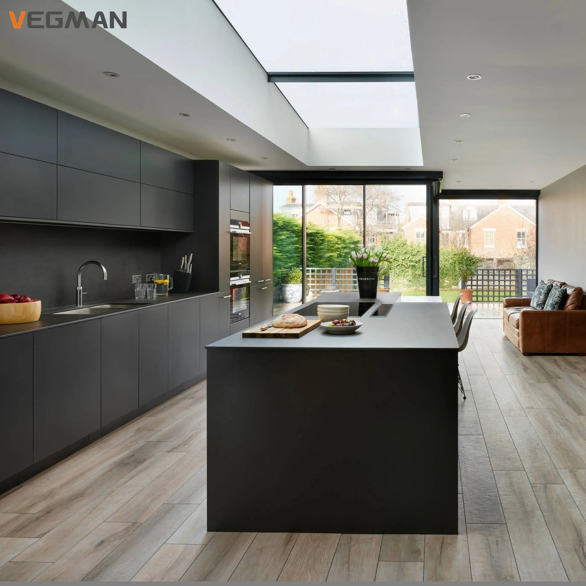 Armadio da cucina in melamina dal design modulare moderno senza maniglie nero opaco di lusso personalizzato