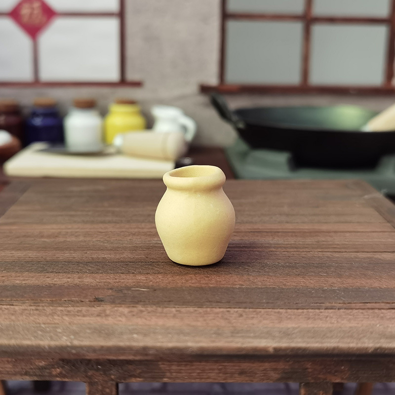 Pot en argile jaune