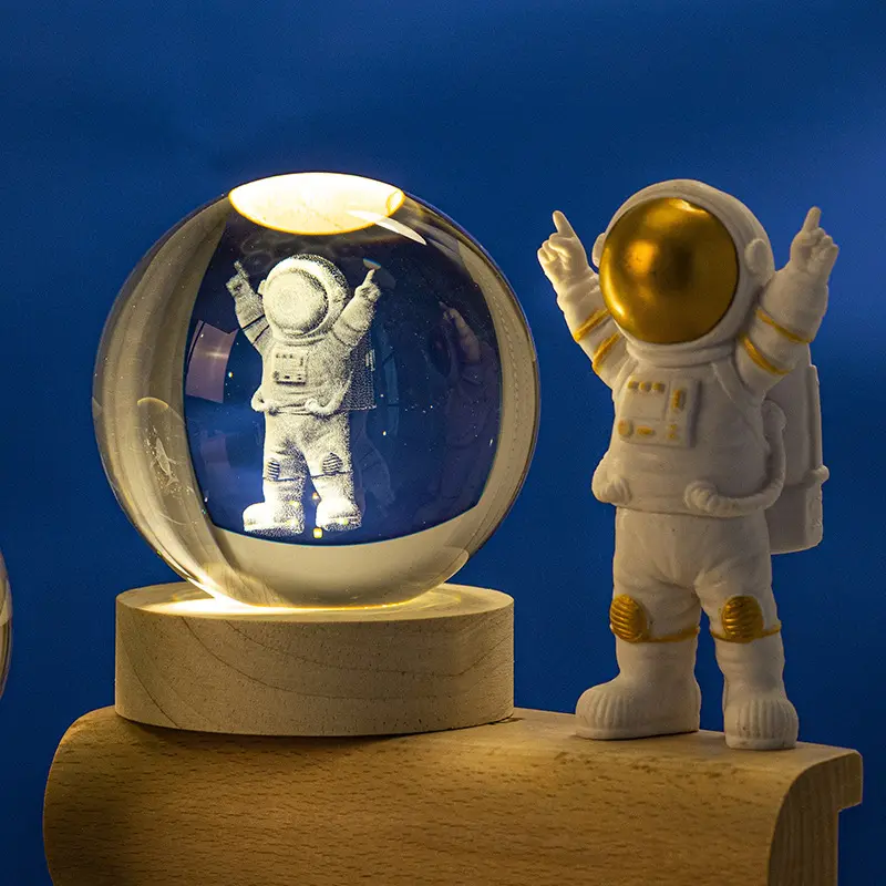 3D宇宙飛行士グローブレーザーシステムクリスタルボールの装飾LEDガラスボールナイトライト木製ベースカスタムロゴ