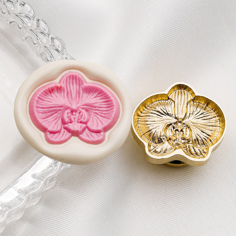 Orchidée Phalaenopsis panachée (relief irrégulier, 23,8 x 20,6 mm)