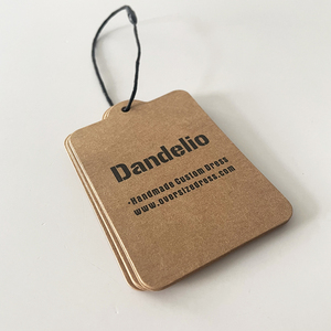Etiquetas colgantes de papel en relieve de lujo reciclables personalizadas rápidas etiqueta colgante de impresión UV negra etiqueta oscilante con cuerda para ropa - Product Image 4