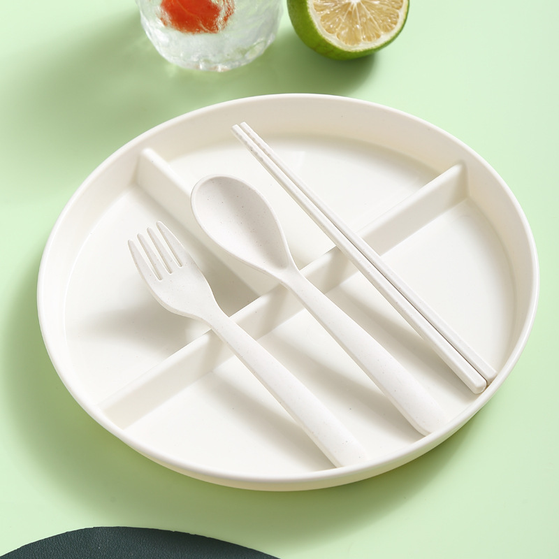 Juego de cubiertos blanco de tres piezas.